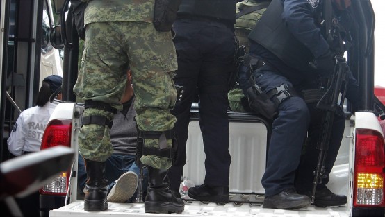 Un hombre que aparentemente se drogaba en el centro de Xalapa y faltaba al respeto a las mujeres,fue detenido por elementos de seguridad y trasladado al cuartel de San José. 