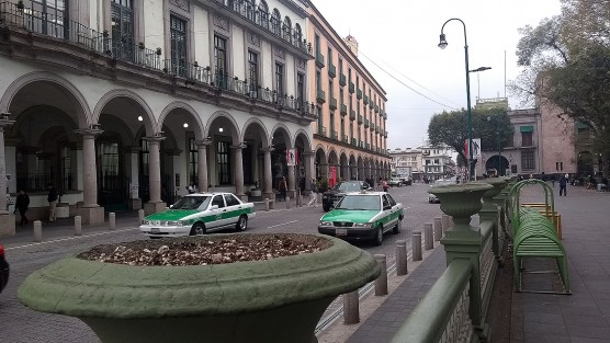 Las macetas del parque Juárez de Xalapa, aun lucen vacías y sin florecer, luego de pasada la temporada de Nochebuenas. 