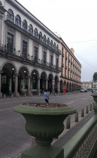 Las macetas del parque Juárez de Xalapa, aun lucen vacías y sin florecer, luego de pasada la temporada de Nochebuenas. 