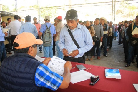 El alcalde Mariano Romero González, acompañado del cuerpo edilicio, llevó a cabo el pago del Seguro Catastrófico Agrícola a los afectados por el huracán Katia, donde fueron beneficiados 926 productores de 86 comunidades del municipio