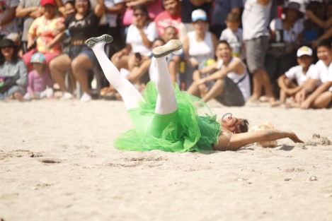 El partido de beisbol playero Solteras vs Casadas, dio inicio al Carnaval de Veracruz 2018. 