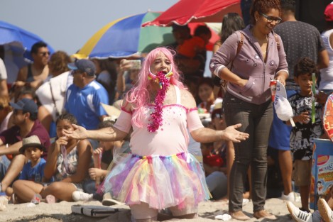 El partido de beisbol playero Solteras vs Casadas, dio inicio al Carnaval de Veracruz 2018. 