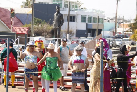 El partido de beisbol playero Solteras vs Casadas, dio inicio al Carnaval de Veracruz 2018. Es la edición número 50 de este singular encuentro deportivo y la primera vez que es incluido dentro del programa oficial de actividades del Comité de Carnaval.