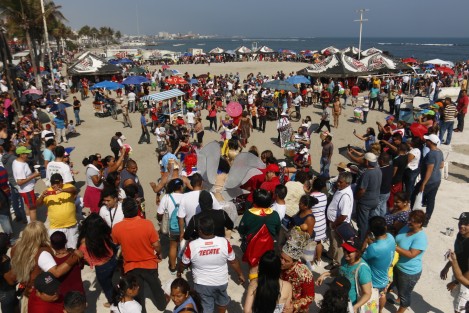 El partido de beisbol playero Solteras vs Casadas, dio inicio al Carnaval de Veracruz 2018. Es la edición número 50 de este singular encuentro deportivo y la primera vez que es incluido dentro del programa oficial de actividades del Comité de Carnaval.