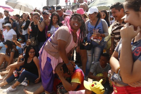 El partido de beisbol playero Solteras vs Casadas, dio inicio al Carnaval de Veracruz 2018. Es la edición número 50 de este singular encuentro deportivo y la primera vez que es incluido dentro del programa oficial de actividades del Comité de Carnaval.
