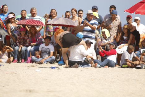 El partido de beisbol playero Solteras vs Casadas, dio inicio al Carnaval de Veracruz 2018. Es la edición número 50 de este singular encuentro deportivo y la primera vez que es incluido dentro del programa oficial de actividades del Comité de Carnaval.