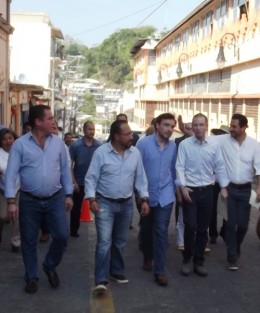 El precandidato a la presidencia por la coalición Por México al Frente, Ricardo Anaya, estuvo en Papantla, donde negó que el partido quiera imponer una monarquía en Veracruz con el apellido Yunes. 
