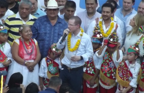 El precandidato a la presidencia por la coalición Por México al Frente, Ricardo Anaya, estuvo en Papantla, donde negó que el partido quiera imponer una monarquía en Veracruz con el apellido Yunes. 