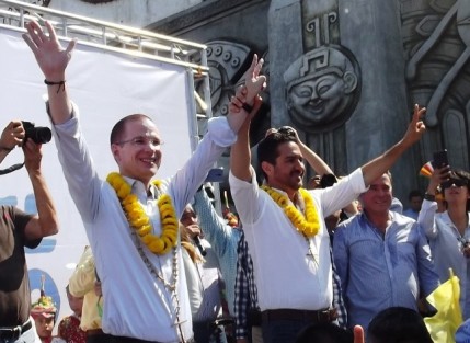 El precandidato a la presidencia por la coalición Por México al Frente, Ricardo Anaya, estuvo en Papantla, donde negó que el partido quiera imponer una monarquía en Veracruz con el apellido Yunes. 