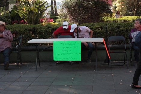 Así lucieron las mesas de recolección de firmas de las aspirantes a candidatas independientes a la Presidencia de la Repúbblica, Marichuy y Margarita Zavala, instalados en el parque Juárez de Xalapa.