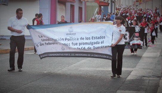 Para conmemorar el 101 aniversario de la COnstitución Mexicana, marching bands de instituciones educativas e independientes realizaron un desfile por las calles de Xalapa hasta llegar al Estadio Xalapeño, en donde interpretan lo mejor de su repertorio.