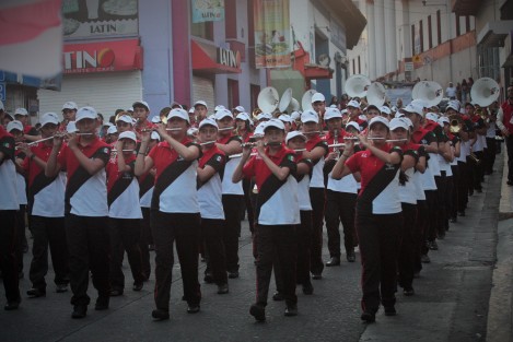 Para conmemorar el 101 aniversario de la COnstitución Mexicana, marching bands de instituciones educativas e independientes realizaron un desfile por las calles de Xalapa hasta llegar al Estadio Xalapeño, en donde interpretan lo mejor de su repertorio.