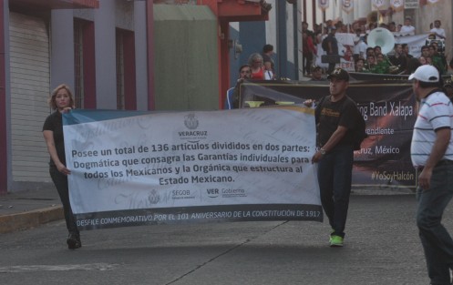 Para conmemorar el 101 aniversario de la COnstitución Mexicana, marching bands de instituciones educativas e independientes realizaron un desfile por las calles de Xalapa hasta llegar al Estadio Xalapeño, en donde interpretan lo mejor de su repertorio.