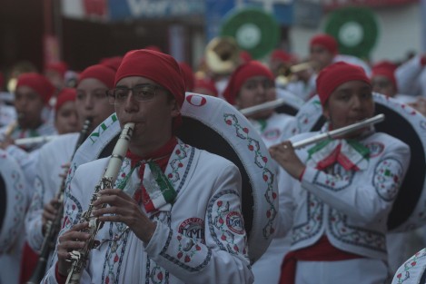 Para conmemorar el 101 aniversario de la COnstitución Mexicana, marching bands de instituciones educativas e independientes realizaron un desfile por las calles de Xalapa hasta llegar al Estadio Xalapeño, en donde interpretan lo mejor de su repertorio.