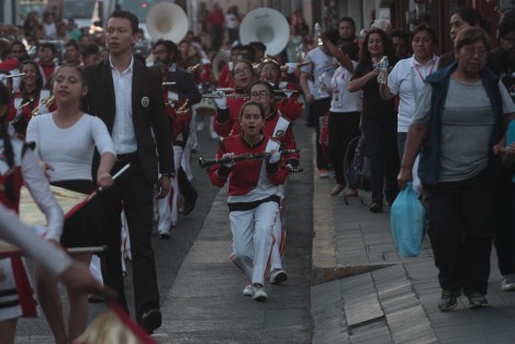 Para conmemorar el 101 aniversario de la COnstitución Mexicana, marching bands de instituciones educativas e independientes realizaron un desfile por las calles de Xalapa hasta llegar al Estadio Xalapeño, en donde interpretan lo mejor de su repertorio.