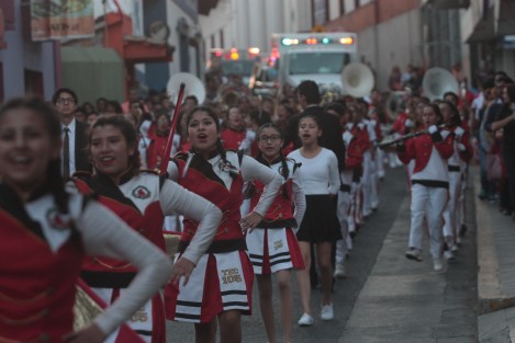 Para conmemorar el 101 aniversario de la COnstitución Mexicana, marching bands de instituciones educativas e independientes realizaron un desfile por las calles de Xalapa hasta llegar al Estadio Xalapeño, en donde interpretan lo mejor de su repertorio.