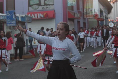 Para conmemorar el 101 aniversario de la COnstitución Mexicana, marching bands de instituciones educativas e independientes realizaron un desfile por las calles de Xalapa hasta llegar al Estadio Xalapeño, en donde interpretan lo mejor de su repertorio.