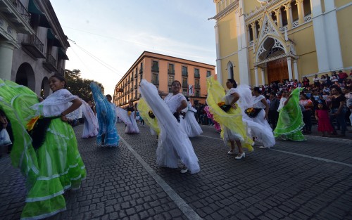 Con motivo del 101 aniversario de la Constitución Mexicana, marching bands de varias instituciones educativas de Xalapa marcharon desde el Teatro del Estado hasta llegar al Estadio Xalapeño, donde lucieron sus mejores pasos y melodías ante miles de xalapeños.