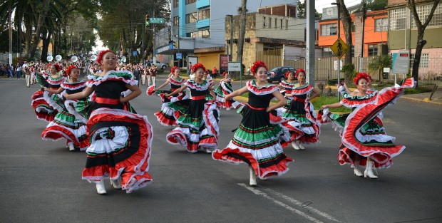 Con motivo del 101 aniversario de la Constitución Mexicana, marching bands de varias instituciones educativas de Xalapa marcharon desde el Teatro del Estado hasta llegar al Estadio Xalapeño, donde lucieron sus mejores pasos y melodías ante miles de xalapeños.