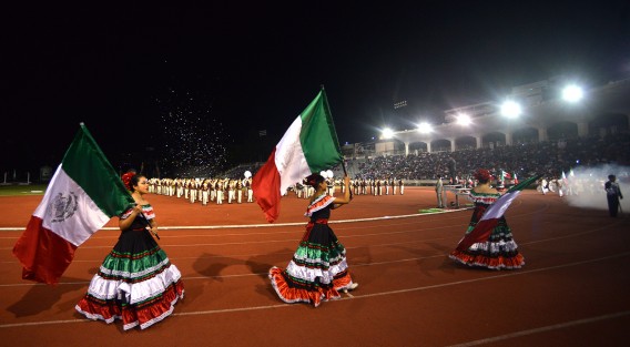 Con motivo del 101 aniversario de la Constitución Mexicana, marching bands de varias instituciones educativas de Xalapa marcharon desde el Teatro del Estado hasta llegar al Estadio Xalapeño, donde lucieron sus mejores pasos y melodías ante miles de xalapeños.