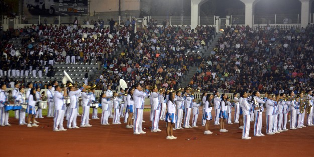 Con motivo del 101 aniversario de la Constitución Mexicana, marching bands de varias instituciones educativas de Xalapa marcharon desde el Teatro del Estado hasta llegar al Estadio Xalapeño, donde lucieron sus mejores pasos y melodías ante miles de xalapeños.  