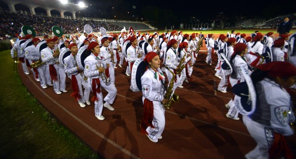 Con motivo del 101 aniversario de la Constitución Mexicana, marching bands de varias instituciones educativas de Xalapa marcharon desde el Teatro del Estado hasta llegar al Estadio Xalapeño, donde lucieron sus mejores pasos y melodías ante miles de xalapeños. 