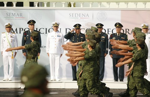 En el marco de la celebración del 101 Aniversario de la Constitución Mexicana, se llevó a cabo la Ceremonia de Imposición de Condecoraciones a Personal del Ejército y MARINA. El evento tuvo lugar en las instalaciones del 83 Batallón de Infantería en La Boticaria.