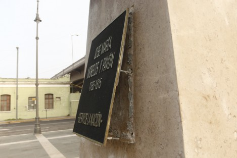La placa conmemorativa que se ubica en la base de la estatua a José María Morelos y Pavón,en la ciudad de Veracruz, fue parcialmente desprendida con la intención de ser hurtada. En el lugar una patrulla de la policía naval monta guardia.