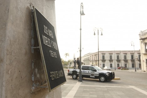 La placa conmemorativa que se ubica en la base de la estatua a José María Morelos y Pavón,en la ciudad de Veracruz, fue parcialmente desprendida con la intención de ser hurtada. En el lugar una patrulla de la policía naval monta guardia.
