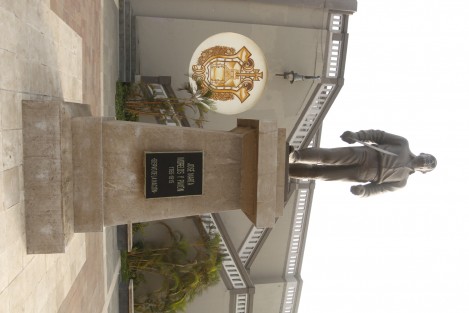 La placa conmemorativa que se ubica en la base de la estatua a José María Morelos y Pavón,en la ciudad de Veracruz, fue parcialmente desprendida con la intención de ser hurtada. En el lugar una patrulla de la policía naval monta guardia.