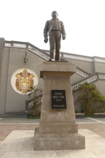 La placa conmemorativa que se ubica en la base de la estatua a José María Morelos y Pavón,en la ciudad de Veracruz, fue parcialmente desprendida con la intención de ser hurtada. En el lugar una patrulla de la policía naval monta guardia.