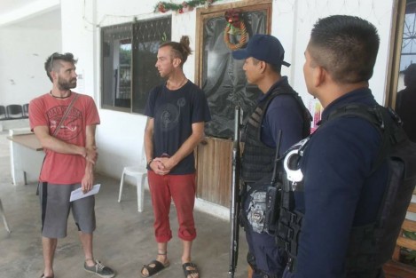 Dos jóvenes franceses integrantes de la organización mundial no gubernamental, Atd Quart Monde (Cuarto Mundo), fueron despojados la mañana del domingo de 500 dólares, por tres elementos de Seguridad Pública del Estado,  los cuales se encontraban en un puesto de control en la carretera 180 Costera del Golfo, tramo Villahermosa-Coatzacoalcos.