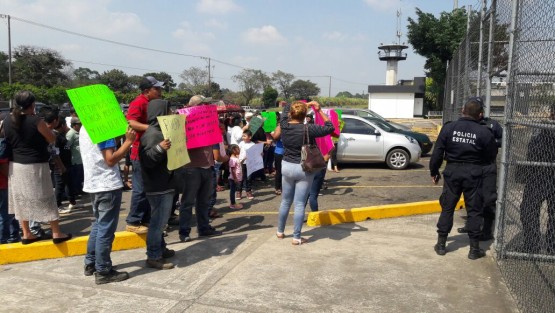 Familiares de reclusos del penal de mediana seguridad La Toma, protestaron para denunciar el cobro de piso, y la violencia física y psicológica de la que son objetos los internos. Se apostaron a las afueras del Cereso ubicado en Amatlán de los Reyes, donde exigieron la destitución del director, Valentín Hernández Santiago y de 15 custodios. 