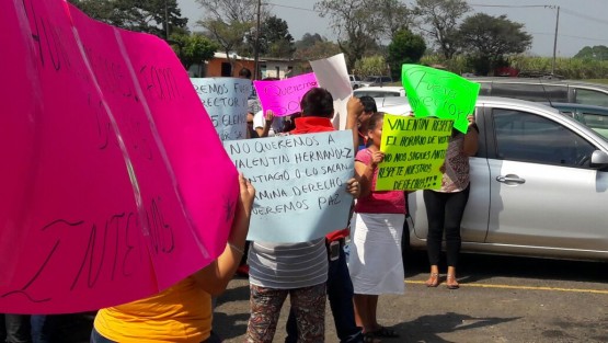 Familiares de reclusos del penal de mediana seguridad La Toma, protestaron para denunciar el cobro de piso, y la violencia física y psicológica de la que son objetos los internos. Se apostaron a las afueras del Cereso ubicado en Amatlán de los Reyes, donde exigieron la destitución del director, Valentín Hernández Santiago y de 15 custodios. 