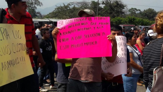 Familiares de reclusos del penal de mediana seguridad La Toma, protestaron para denunciar el cobro de piso, y la violencia física y psicológica de la que son objetos los internos. Se apostaron a las afueras del Cereso ubicado en Amatlán de los Reyes, donde exigieron la destitución del director, Valentín Hernández Santiago y de 15 custodios. 