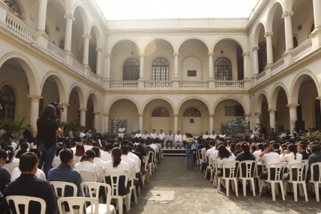 El gobernador de Veracruz, Miguel Ángel Yunes Linares, acudió al inicio del curso escolar del semestre de enero a julio en la escuela Bachilleres de Veracruz.