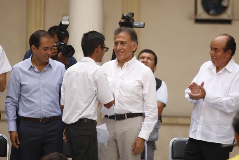 El gobernador de Veracruz, Miguel Ángel Yunes Linares, acudió al inicio del curso escolar del semestre de enero a julio en la escuela Bachilleres de Veracruz.