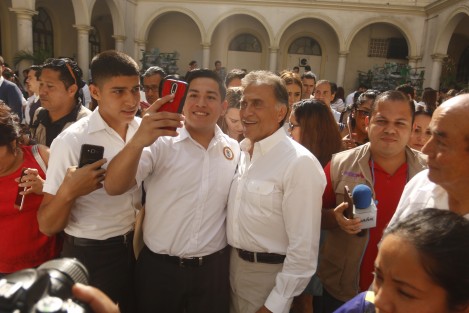 El gobernador de Veracruz, Miguel Ángel Yunes Linares, acudió al inicio del curso escolar del semestre de enero a julio en la escuela Bachilleres de Veracruz.  