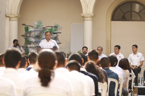 El gobernador de Veracruz, Miguel Ángel Yunes Linares, acudió al inicio del curso escolar del semestre de enero a julio en la escuela Bachilleres de Veracruz.  