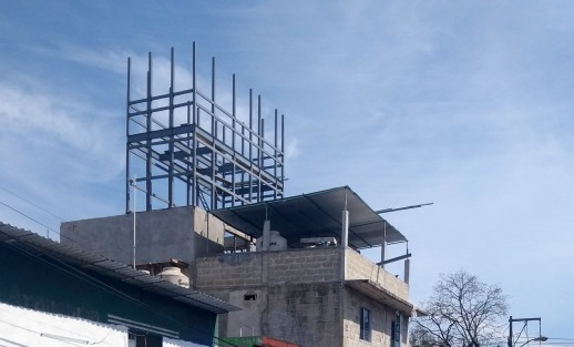 Vecinos de la calle Arboleda de colonia Rafael Hernández Ochoa de Xalapa, Ver. están en contra de la instalación de una mega antena que se pretende colocar en una de las viviendas de dicha calle; piden la ayuda de las autoridades.   