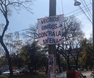 Vecinos de la calle Arboleda de colonia Rafael Hernández Ochoa de Xalapa, Ver. están en contra de la instalación de una mega antena que se pretende colocar en una de las viviendas de dicha calle; piden la ayuda de las autoridades.   