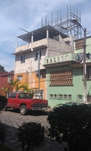 Vecinos de la calle Arboleda de colonia Rafael Hernández Ochoa de Xalapa, Ver. están en contra de la instalación de una mega antena que se pretende colocar en una de las viviendas de dicha calle; piden la ayuda de las autoridades.    