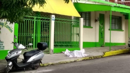 Un hombre fue asesinado a balazos este martes en Jáltipan, frente al kínder a donde había dejado a su hijo.  