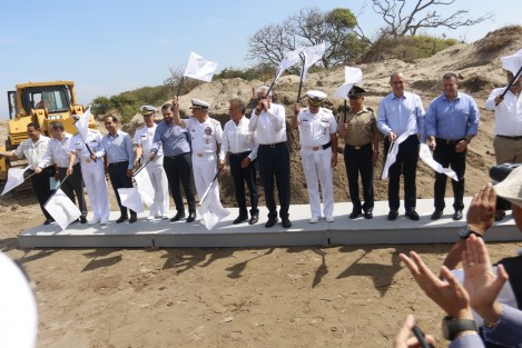El secretario de MARINA, Vidal Francisco Soberón Sanz, y el secretario de Comuncaciones y Transportes, Gerardo Ruiz Esparza, acompañaron al gobernador de Veracruz a la inauguración de los trabajos de construcción del Libramiento de Antón Lizardo.  