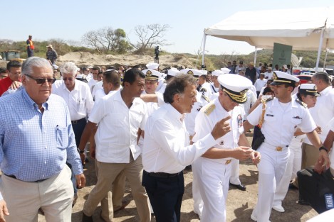 El secretario de MARINA, Vidal Francisco Soberón Sanz, y el secretario de Comuncaciones y Transportes, Gerardo Ruiz Esparza, acompañaron al gobernador de Veracruz a la inauguración de los trabajos de construcción del Libramiento de Antón Lizardo.  