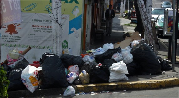 Gobiernos van y vienen y los montones de basura se siguen presentando en varios puntos de la capital veracruzana, pues a las fallas en la recolección hay que sumar la irresponsablilidad de los ciudadanos que no esperan ni día, ni horario, marcado y sacan su basura sin esperar el toque de la campana.  