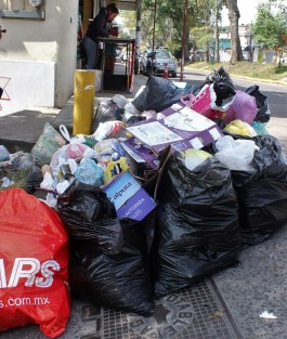 Gobiernos van y vienen y los montones de basura se siguen presentando en varios puntos de la capital veracruzana, pues a las fallas en la recolección hay que sumar la irresponsablilidad de los ciudadanos que no esperan ni día, ni horario, marcado y sacan su basura sin esperar el toque de la campana.   