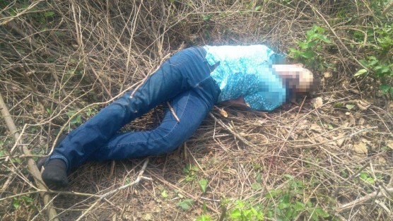 La tarde de este martes fue hallado el cuerpo sin vida de un hombre de aproximadamente 27 años, entre la maleza a un costado de la carretera federal  105 que comunica  Tempoal- Huejutla. La víctima vestía camisa manga corta color azul, pantalón de mezclilla azul marino y presentaba dos impactos de bala en la cara.  