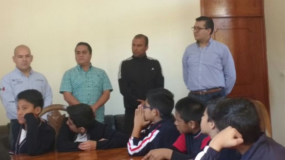 Equipo de futbol, de la escuela primaria Benito Juárez, que ha ganado para competir en los juegos estatales, recibieron el apoyo del ayuntamiento de Coatepec que encabeza Enrique Fernández Peredo. 