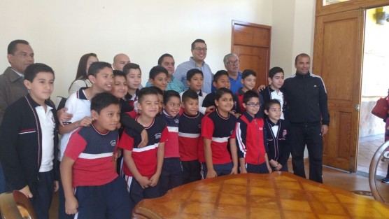 Equipo de futbol, de la escuela primaria Benito Juárez, que ha ganado para competir en los juegos estatales, recibieron el apoyo del ayuntamiento de Coatepec que encabeza Enrique Fernández Peredo. 